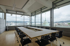 Bild zeigt das Besprechungs- oder Präsidialzimmer im 8. OG